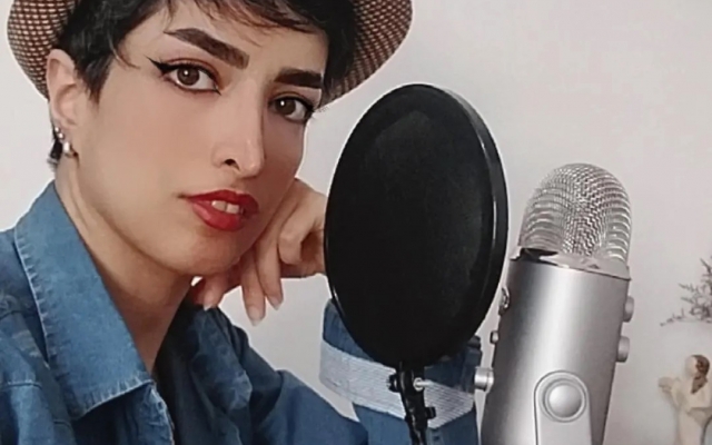 نریشن متن و داستان های انگلیسی شما رو با لهجه روان آمریکایی انجام بدم. +فارسی